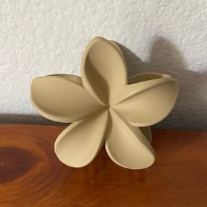 New! Beige Flower-Shaped hair claw